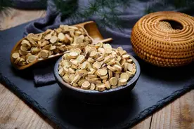 黄芪泡水，常喝反而伤肾吗？中医提醒：真正伤肾的是这几种中药图片
