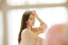 男子结婚不久，买了一张二手床，太重撕开床，发现里面全是钱！图片