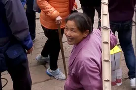 她挑山17年，养大3个孩子，被央视表扬，却成了全村最坏？图片
