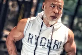 69岁成都大爷，健身26年肌肉健硕，娶小13岁娇妻，幸福生活惹人羡图片