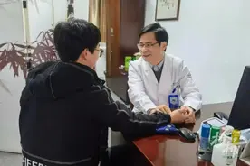 一次普通感冒，20岁小伙肌酐飙升6倍，肾衰竭！这些排尿信号是肾脏最后的呼救图片