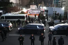 总统府拉铁丝网，700人组“人肉墙”，韩国逮捕尹锡悦咋这么难？图片