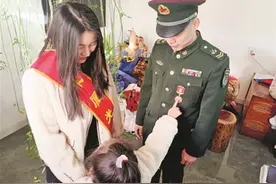 结婚纪念日当天，军嫂收到丈夫立功喜报——一份礼物双份甜图片