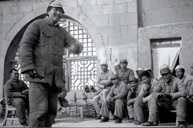 1937年，红34师唯一幸存的团长到延安，毛主席责怪：怎么不来看我图片