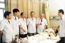 裘法祖、陈孝平、吴在德“组团”查房，22年前同济外科大家“同框”照再现经典医瞬间图片
