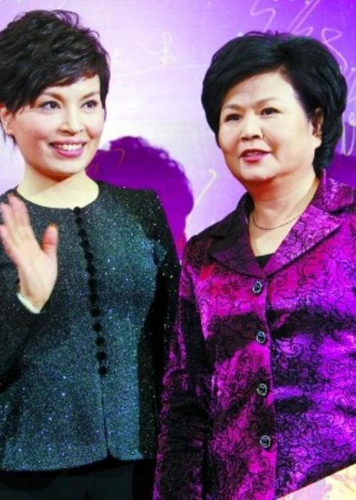 李瑞英现状：在海南当大学老师，丈夫身份不一般，儿子成她的骄傲