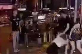 女子夜店兼职补贴家用，下班路上被男友当街暴打，哀嚎声让人心疼图片