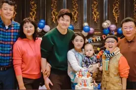 王宁金龟子给1岁外孙庆生，女婿高大帅气，两家人身高成明显对比图片