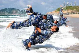 从海军陆战队员董海庆英勇救人的动作，看海军陆战队战斗力图片