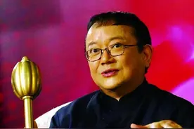 事实证明，被传卖掉上亿豪宅移民美国的王刚，已经走上另一条大道图片