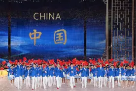 亚运会上，洪秀柱罕见坐在主桌，解说员故意念错称呼，信号很强烈图片