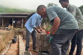 最大危机！小陈在老挝给媳妇建房，小陈爸爸都快熬不住了图片