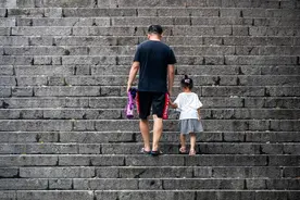 心理学家：和父亲关系不好的孩子，长大以后容易有这四种“缺陷”图片
