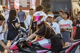 机车网红万小橘遭遇车祸离世，年仅19岁！惨烈现场曝光，家人哭晕图片