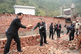 拆墙砌墙 再卸“心墙”图片