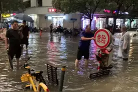 暴雨袭城！郑州有路人触电身亡？警方回应图片