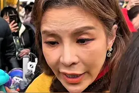 51岁朱迅真实颜值曝光，有白发皱纹明显，与美颜相机下的差距很大图片