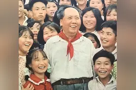 戴红领巾男孩65年后：从毛主席身边到人生转折，他的故事令人深思图片