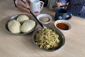 河南老两口的晚餐，在朋友圈火了，网友：太寒酸了，没法吃！图片