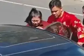 突发！河南一女子出嫁，哥哥为了要18万8的彩礼，直接钻婚车底下图片
