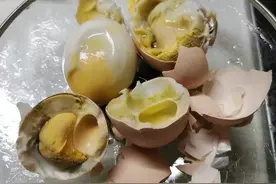 滨州一大型商超销售的可生食鸡蛋出现散黄疑似变质图片
