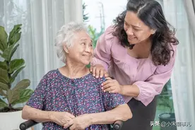 58岁保姆照顾雇主10年，临走前被雇主儿子拦住：我妈生前另有说法图片