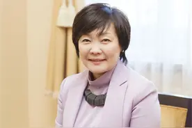 安倍昭惠参拜靖国神社泪流不止，窜台热泪盈眶，祭拜丈夫微笑打卡图片