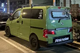 外观清新靓丽，内部旋转座椅，5座自动挡，日产NV200改装床车旅行图片