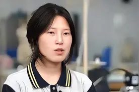 北大韦神近照曝光，弓腰低头袖口破烂引热议，网友：把姜萍嫁给他图片