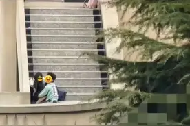 炸裂！高校一对情侣在楼梯处发生了不雅行为，全程被拍视频曝光图片