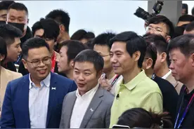 雷军参观小鹏汇天陆空一体式飞行汽车，与何小鹏交流飞行汽车相关问题！低空经济再度引发关注图片