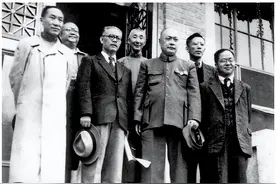 1955年授衔仪式后，蒋介石指着十大元帅其中一位说：这个人很厉害图片