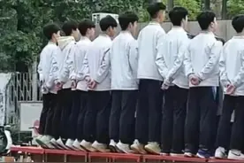 开怀大笑，六十组搞笑动图：中间的过分了，这么高还踮脚尖。图片