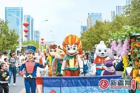 乌鲁木齐：“花式”巡游搅热街头图片