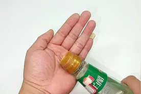 把白醋倒手心里面搓一搓，没想到这么厉害，解决很多人的大烦恼图片