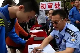 "我父亲犯错，为啥让我背锅"？政审员的一句话，让大学生无言以对图片
