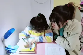 苦了家长了！硕士爸爸辅导孩子作业气到眼睛漏水，网友感同身受图片