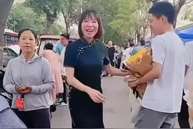 尴尬死了！高考考场外的显眼包妈妈火了，考生儿子不知所措图片