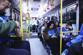 志愿者：青春之光闪耀宜城“半马”图片