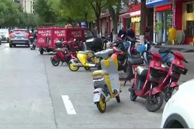 赣州章贡区九曲河路路段车辆违停商贩占道 影响附近居民出行图片