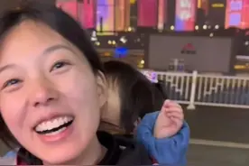 女子带两娃摆摊后续：一婚丈夫跳河，二婚被赶出门，攒钱给娃看病图片
