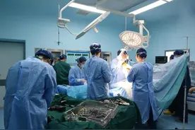 二伯手术我出七万，可身为老板的大姑只拿几百，事后我才明白图片