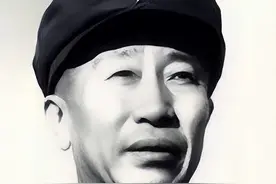 1955年志愿军参谋长被授少将军衔，彭老总大怒：那我顶多是上将图片