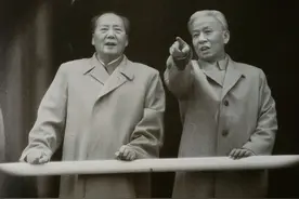 毛主席：三天不学习赶不上刘少奇！刘：一天不用功赶不上毛泽东！图片