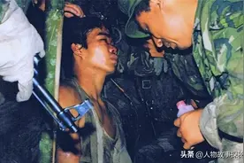 他侦察任务时被越军发现，假装中枪后栽进了河里，越军查看后一愣图片