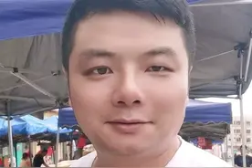 广东摆地摊16年，摊位费从08年的10元每天，涨到现在上千元每天图片
