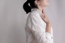 34岁女子喉咙有异物感，以为是咽炎，医生检查后：是癌症图片
