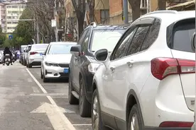 在道路泊位停车5次，收费2712元？网友吵翻了图片