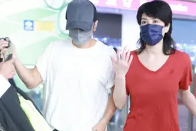 谢霆锋王菲现身北京机场：谢霆锋把手搭王菲腿上，两人甜蜜对视图片