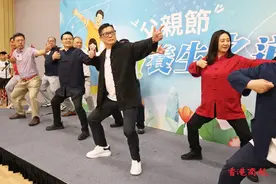 鄧炳強父親節體驗易筋八段錦 向市民贈送湯包图片